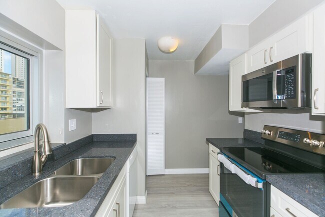 Building Photo - ? Spacious 2-Bedroom Condo at Fairway Manor – Incredible Value Near Waikiki! ?