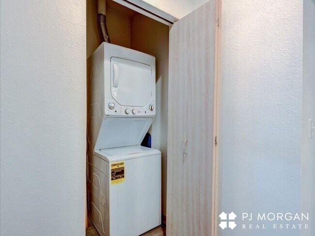 Building Photo - Great downtown location!