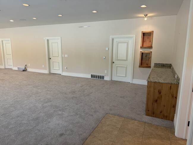 Building Photo - 4900 Marilyn Dr