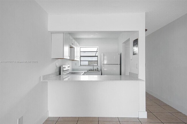 Building Photo - 405 W 11th St