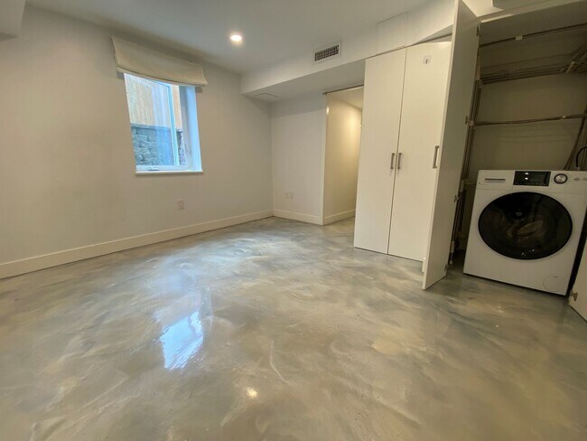 Building Photo - River Pied a Terre