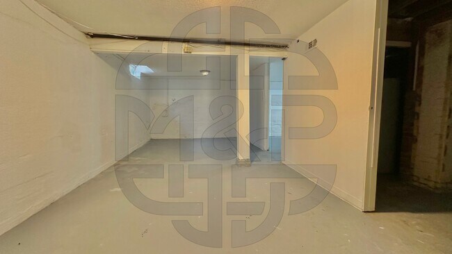Building Photo - 1102 N Crestway St