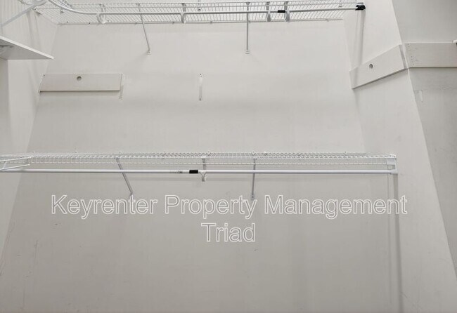 Building Photo - 10 Manor Ridge Ct