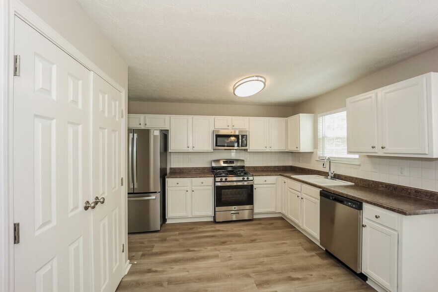 Building Photo - 6 St Charles Pl