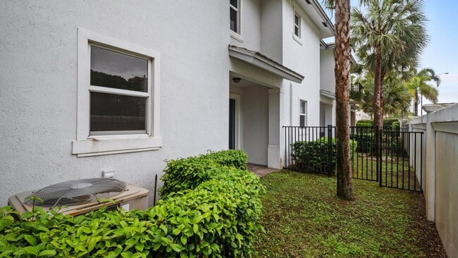 Building Photo - 6919 Pines Cir