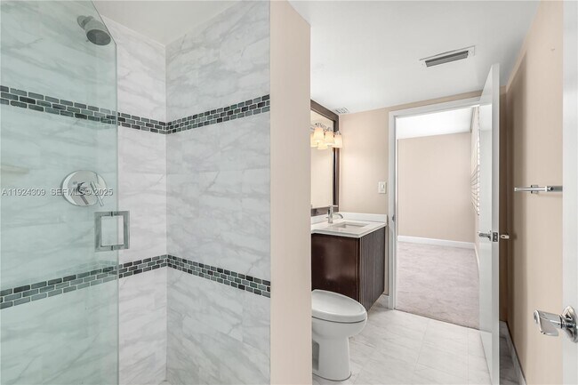 Building Photo - 9225 Collins Ave