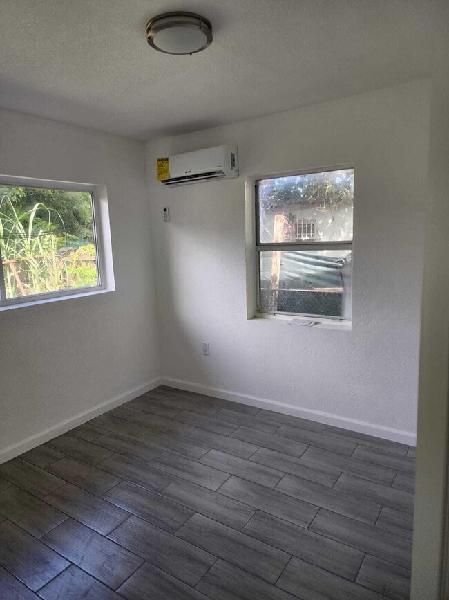 Building Photo - 1375 NE 147th St