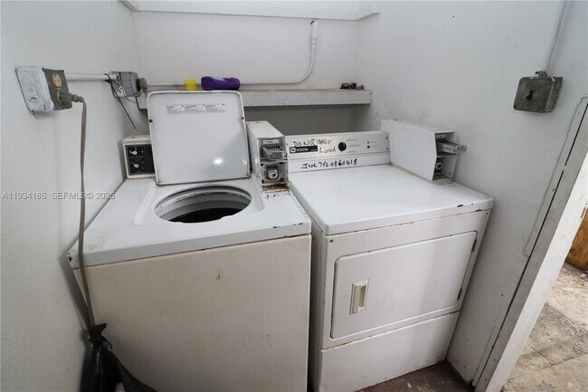 Building Photo - 915 NE 16th Terrace