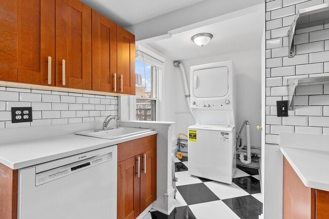 Building Photo - 34 Erie St