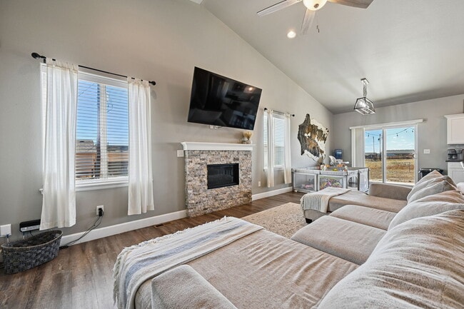 Building Photo - 1140 E Dove Creek Dr