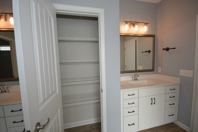 Building Photo - "Luxurious 5-Bed in, Pooler!"