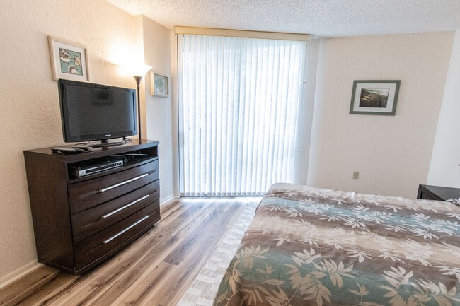 Building Photo - 1000 Cove Cay Dr