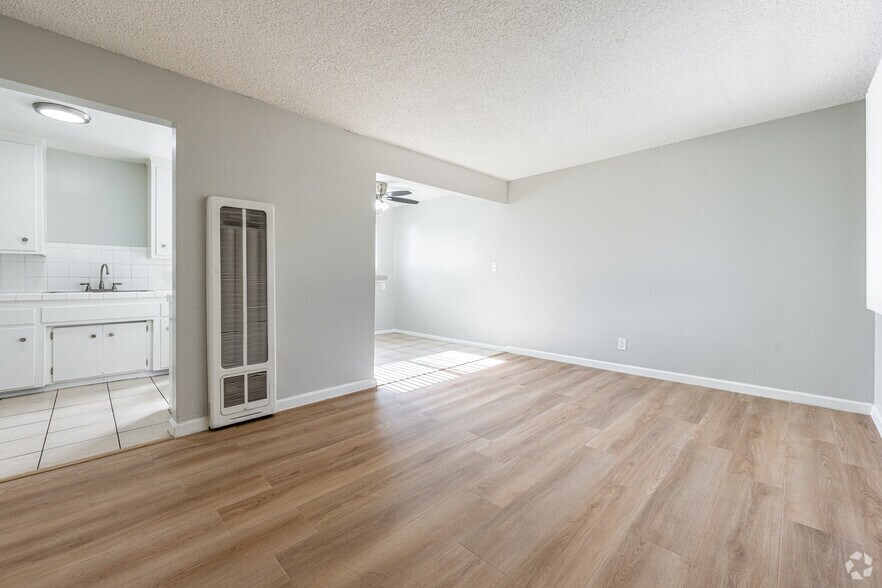 1BR, 1BA - 620SF - Living Room - Regency-Baldwin Apartments