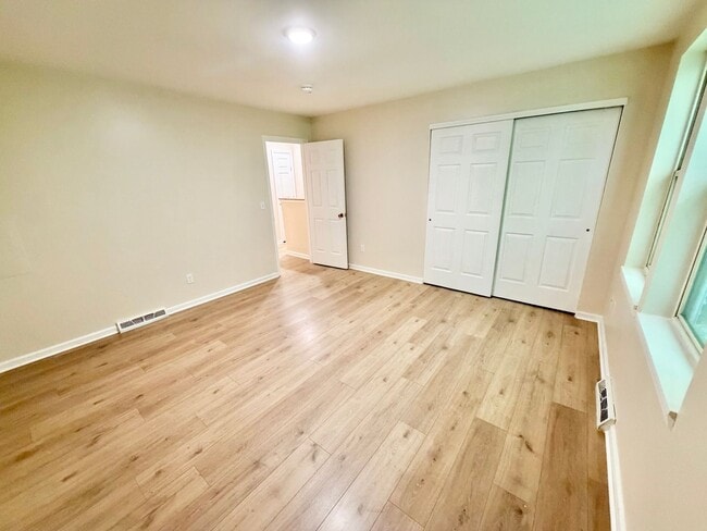 Building Photo - 2 Bedroom (+ Office) Home Burlington Available 8/1