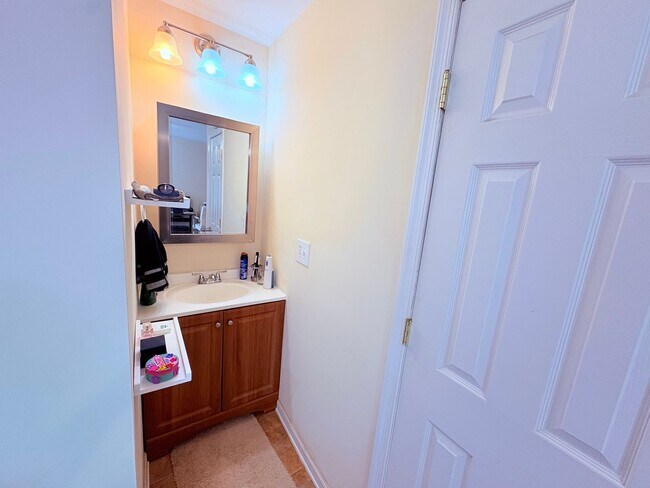 Building Photo - Beautifully updated 3BR/2.5BA townhome in ...