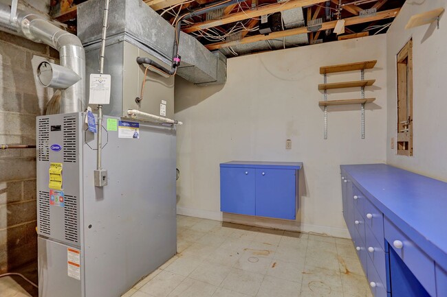 Building Photo - AMAZING SPACIOUS END UNIT TOWNHOUSE IN PRIME LOCATION