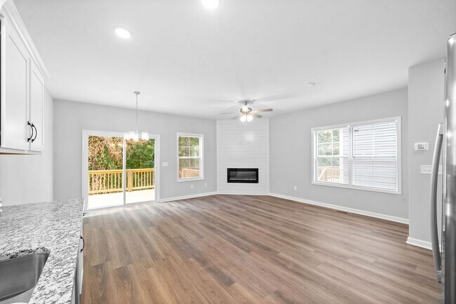 Building Photo - 4 Bedroom Home For Rent Near Downtown Clarksville!