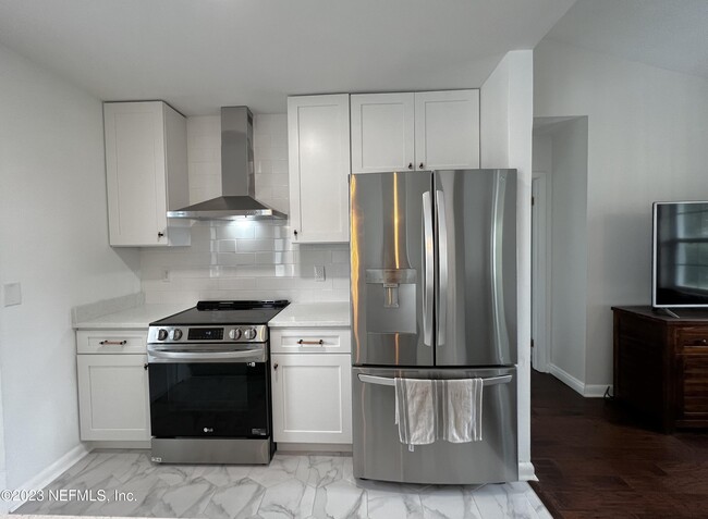 Building Photo - 451 Whiting Ln