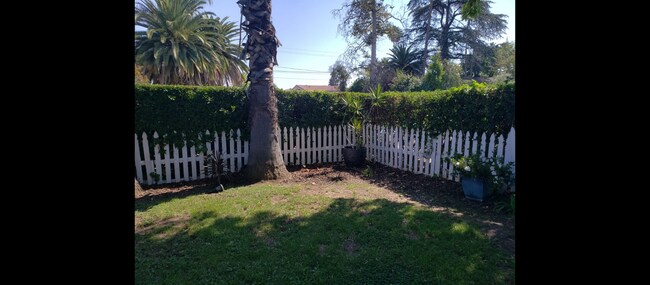 Very large front yard - 14715 Addison St