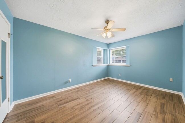 Building Photo - 3226 Springhill Dr