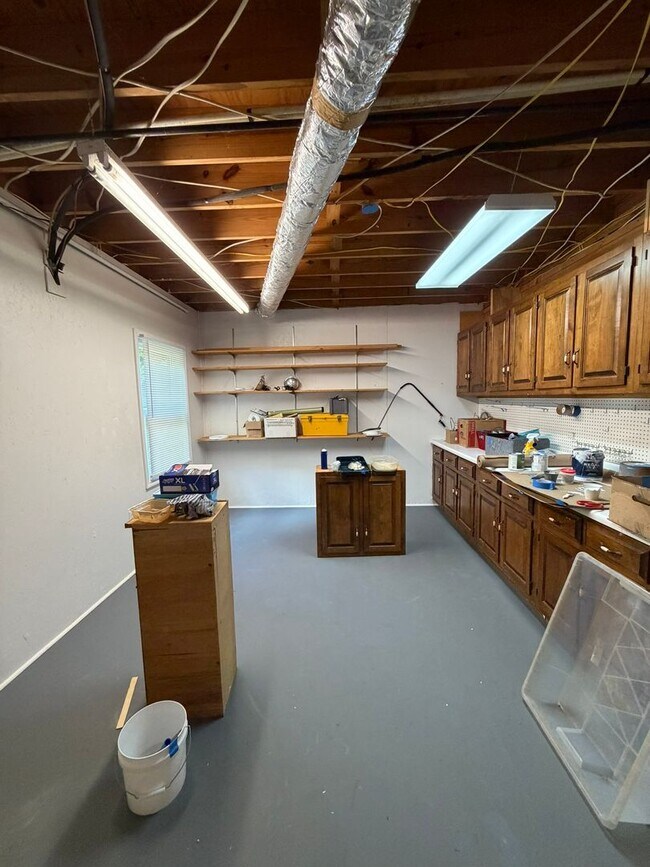 Building Photo - Beautiful East Side Home