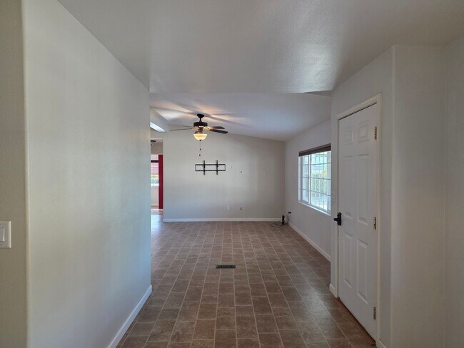 Building Photo - STUNNING PROPERTY-3 bedroom/2 bath Manufacture home in Central Bullhead City
