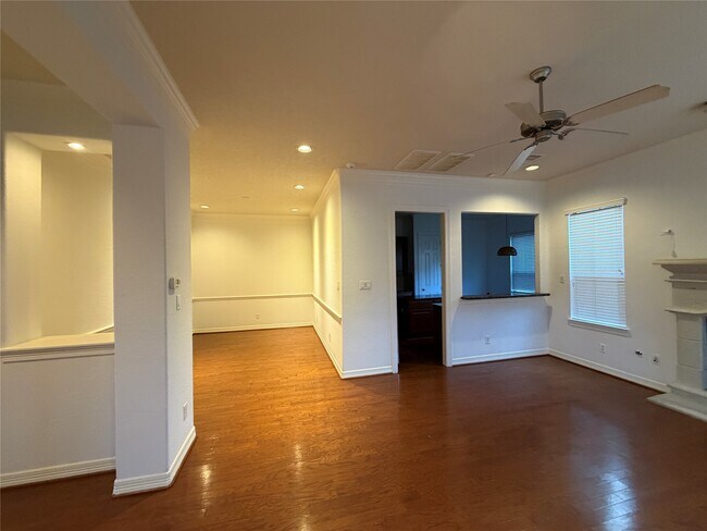 Building Photo - 11602 Royal Oaks Crossing