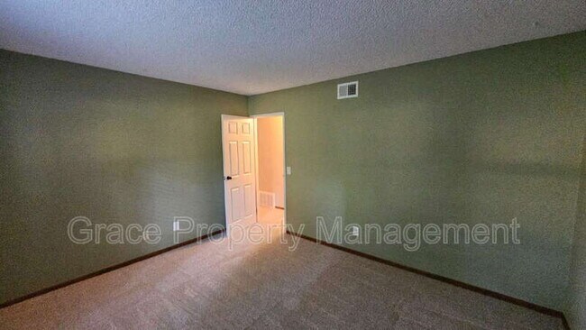Building Photo - 3335 S Ammons St