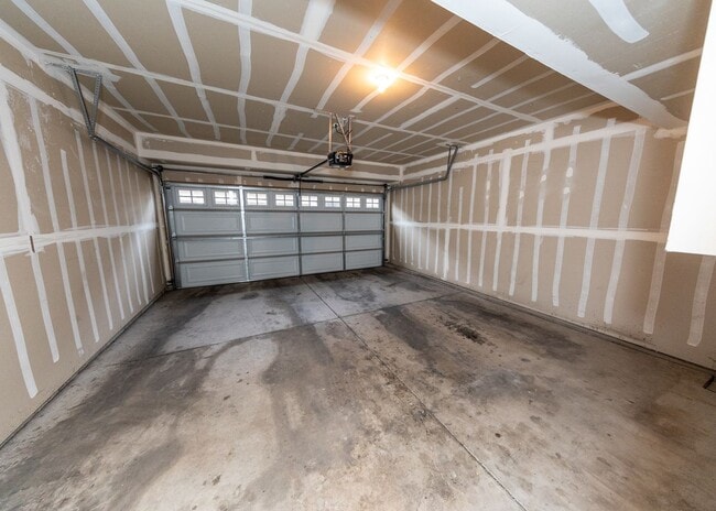 Building Photo - Newer Townhome Near Briargate