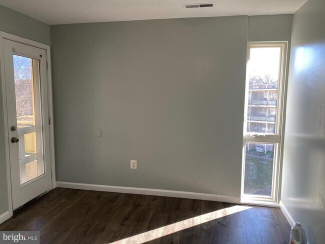 Building Photo - 7101 Donnell Pl