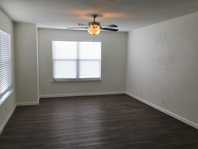 Building Photo - 112 Retama