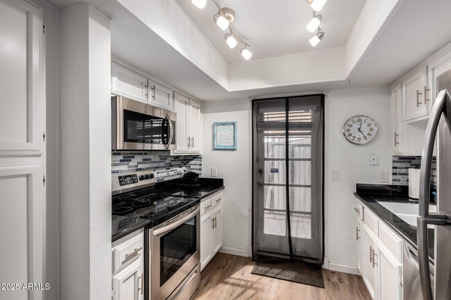 Building Photo - 1927 E Hampton Ave