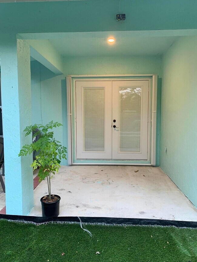 Building Photo - 1345 W 34th St