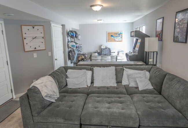 Building Photo - 3 Bedroom Newer Construction Home in Banni...