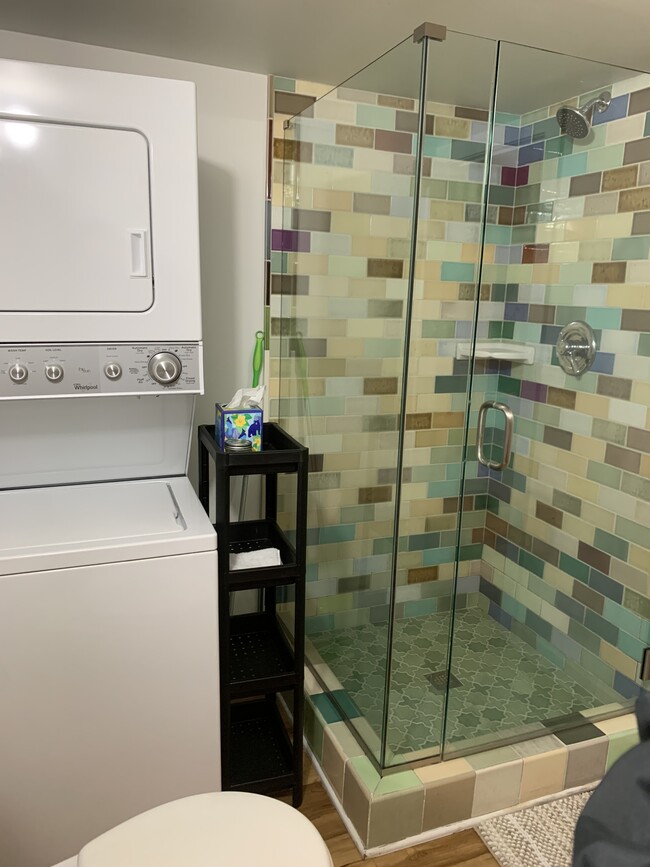 includes w/d, tiled shower - 2814 SE Yamhill St