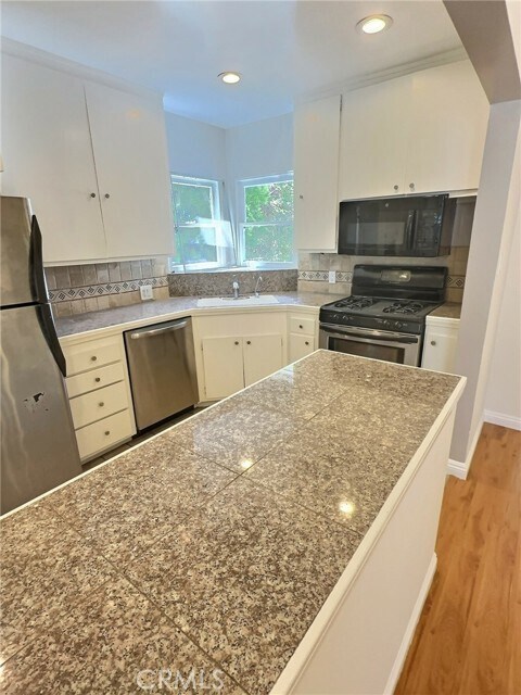 Building Photo - 3484 Ashwood Ave