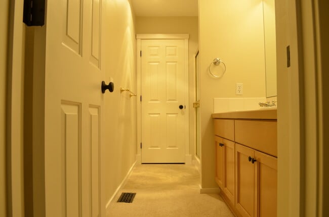 Building Photo - Klahanie 2 bedroom condo is available to move in September 1st