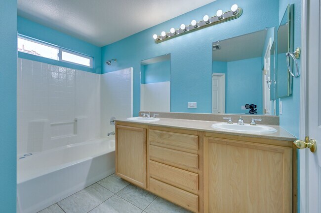 Building Photo - NW 3 bedroom!! Community Pool!! Playground...
