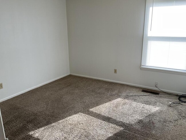 Building Photo - 420 Briar Manor