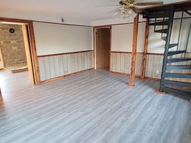 Building Photo - 688 Speck Rd