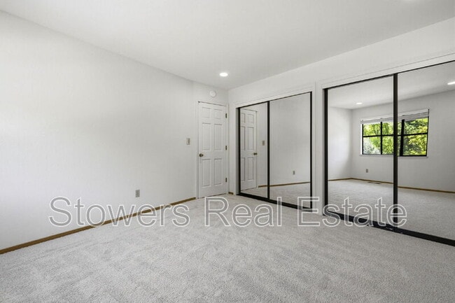 Building Photo - 618 Banister Ln