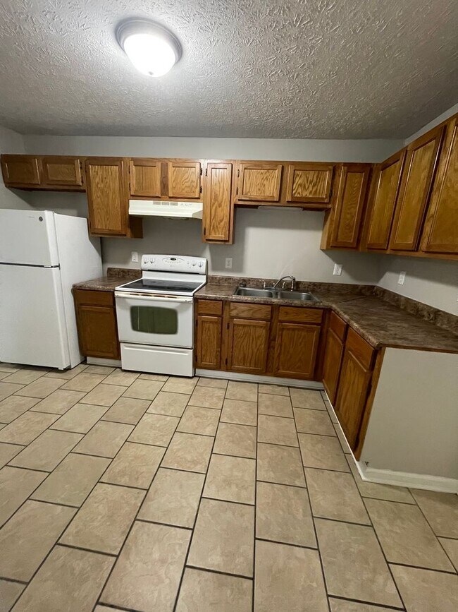 Building Photo - City Walk Apartments!