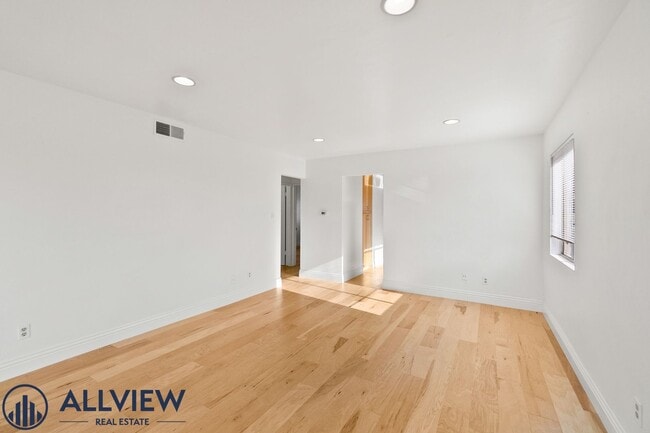 Building Photo - Renovated 2 Bedroom, 1 Bathroom Available ...
