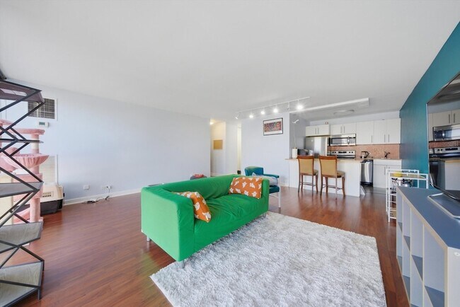 Building Photo - 4343 N Clarendon Ave