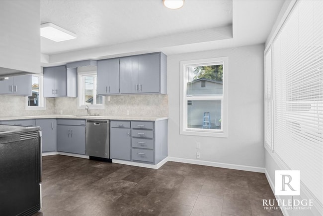 Building Photo - NEWLY REMODELED 3 bedroom home in Medford!