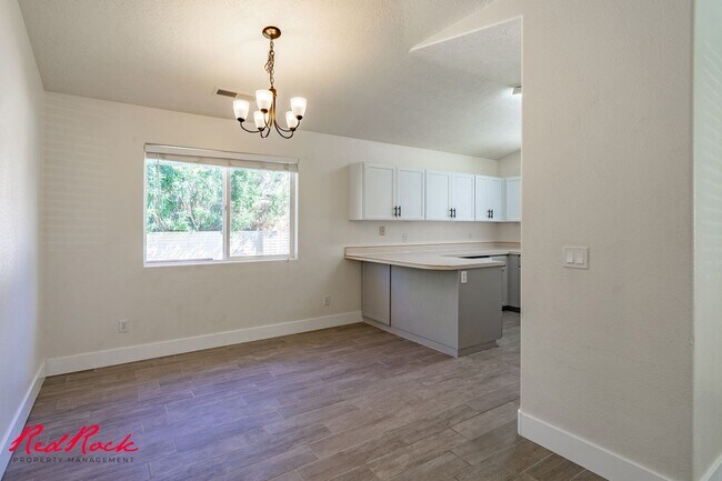 Building Photo - Small Dog Friendly! 3 Bedroom Single-Level...