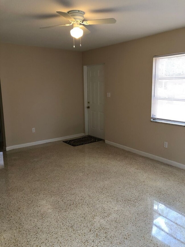 Building Photo - Quaint 2/1.5 bath home