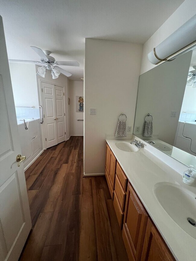 Building Photo - FULLY FURNISHED MID TERM LEASE