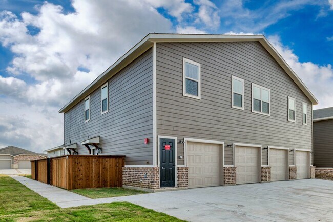 Building Photo - GORGEOUS 2 BEDROOM FOUR PLEX LOCATED IN MI...
