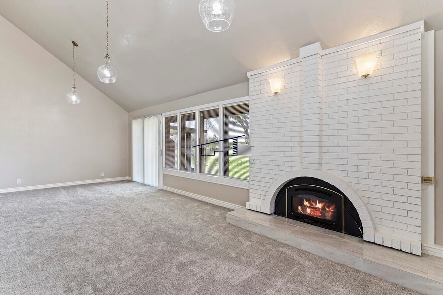 Building Photo - 26 White Barn Dr